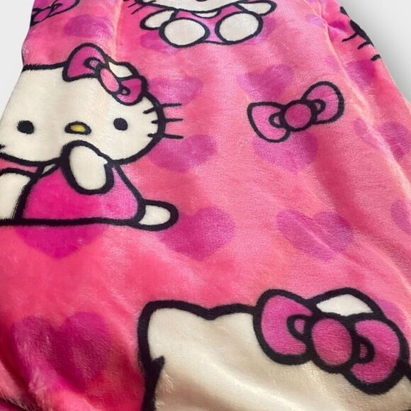 Hello Kitty “Poses and Hearts”' 50x70" Pink Silk Touch Plush Throw Blanket (b) - Picture 4 of 8